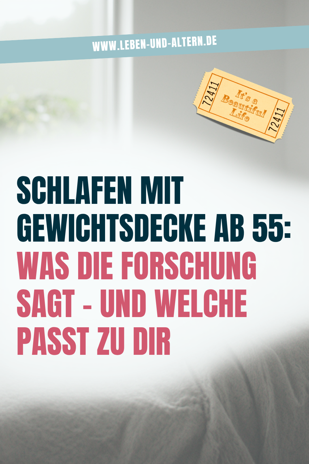 Frau schläft entspannt unter einer Gewichtsdecke